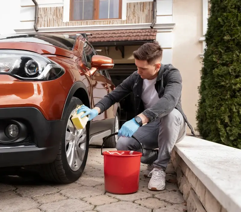 Lavage auto à domicile Pont-d'Ouilly : professionnel intervenant sur un véhicule